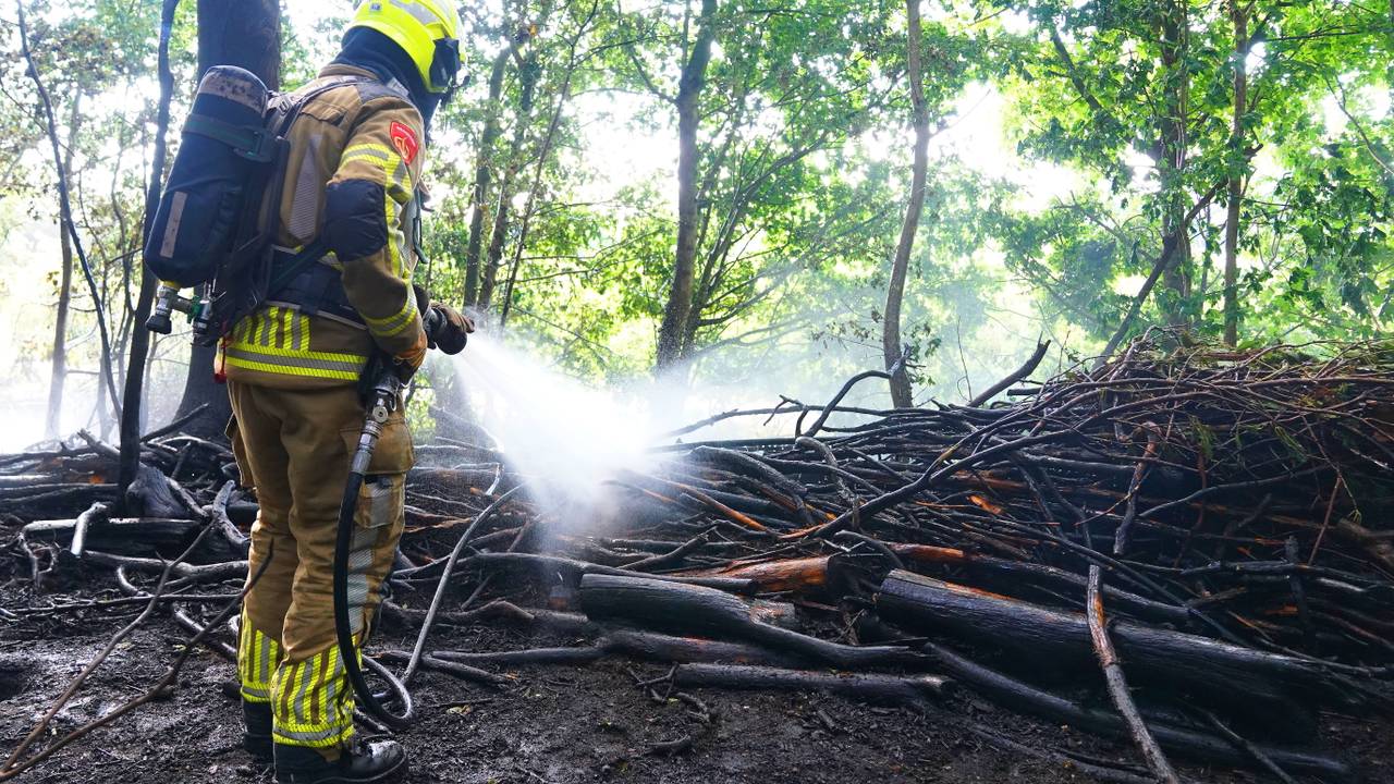 Brand in bos vlakbij huis, brandweer moet uren nablussen