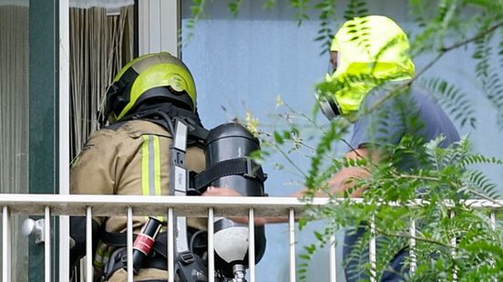 Man met vluchtmasker op door brandweer van balkon gehaald na brand in appartement