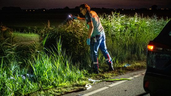 Scooter belandt in het riet na aanrijding, een gewonde