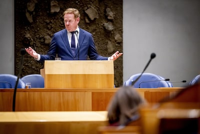 Minister Van Weel gaat diep door het stof met salvo aan sorry’s nu oppositie woedend is over ‘misleiding’