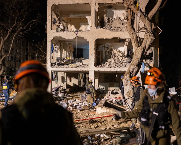 Almost 100 wounded in Iranian missile strikes on southern Israel