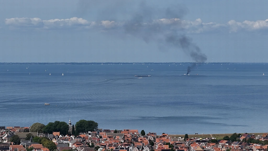 Zeilboot gezonken na brand bij Urk, twee gewonden