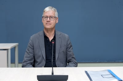 Kijk mee met coronaverhoor Slob: ‘Je merkt dat ik er een beetje emotioneel van word’