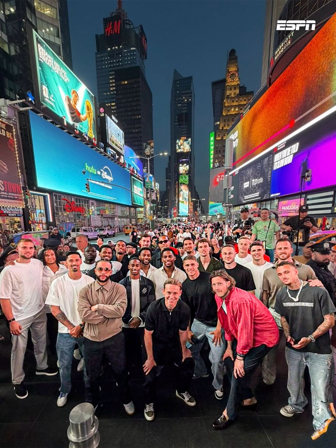 Nederlands elftal maakt groepsfoto op Times Square
