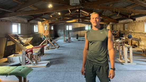 Geen abonnement, wel spieren: Gijs traint in zijn eigen gerecyclede gym in een oude varkensstal