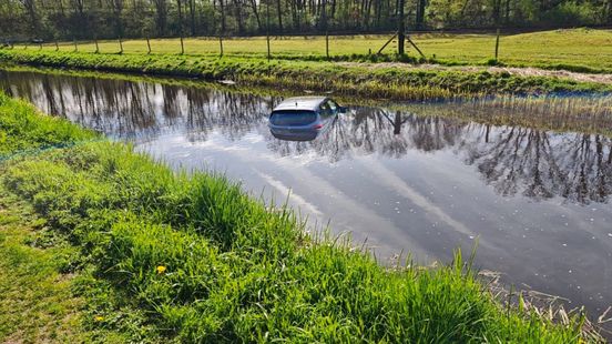 Auto rolt het water in