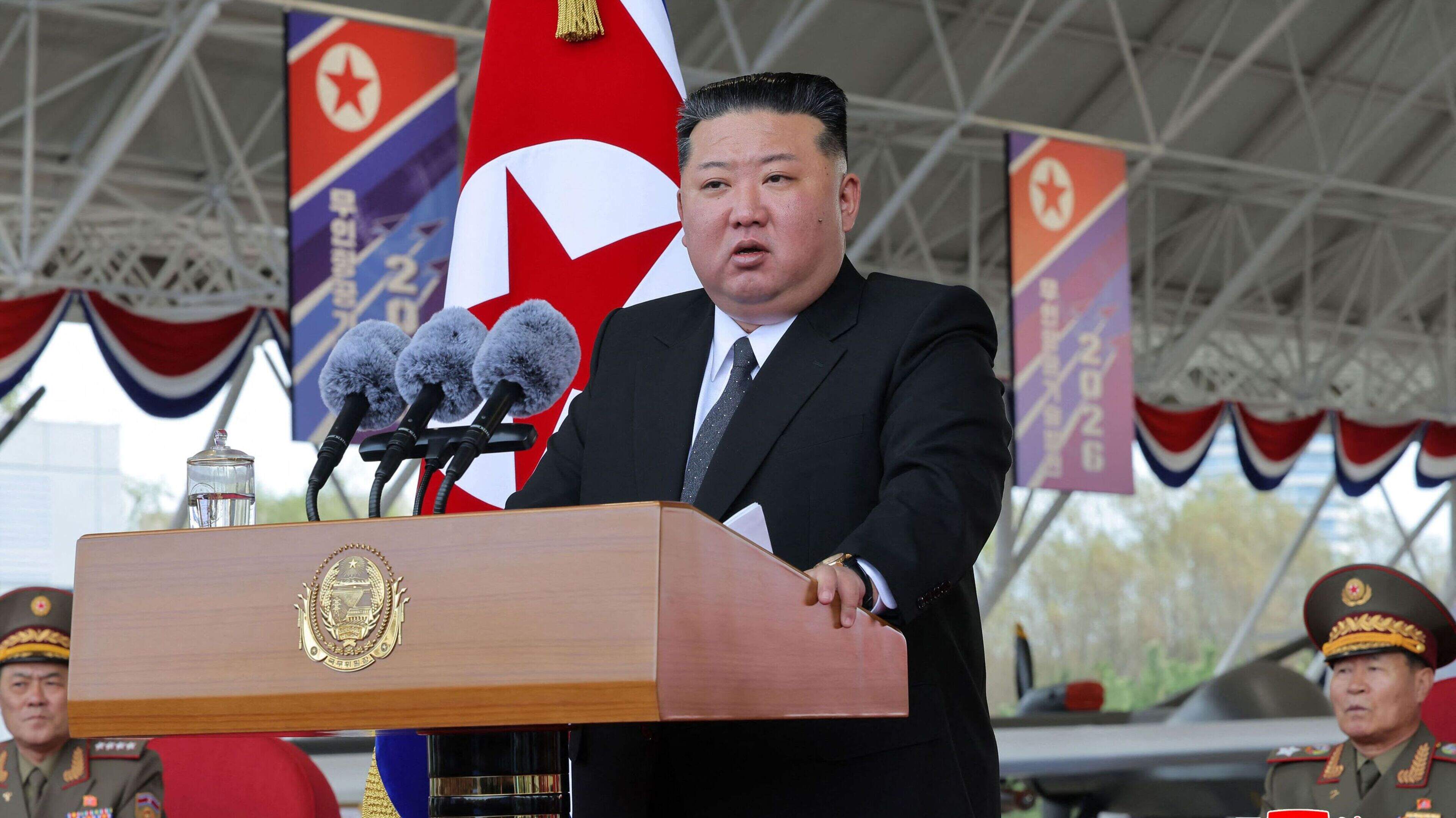 Stevige woorden Kim Jong-un bij wapendemonstratie: ’Absolute superioriteit in ontwikkeling AI-drones verwerven’