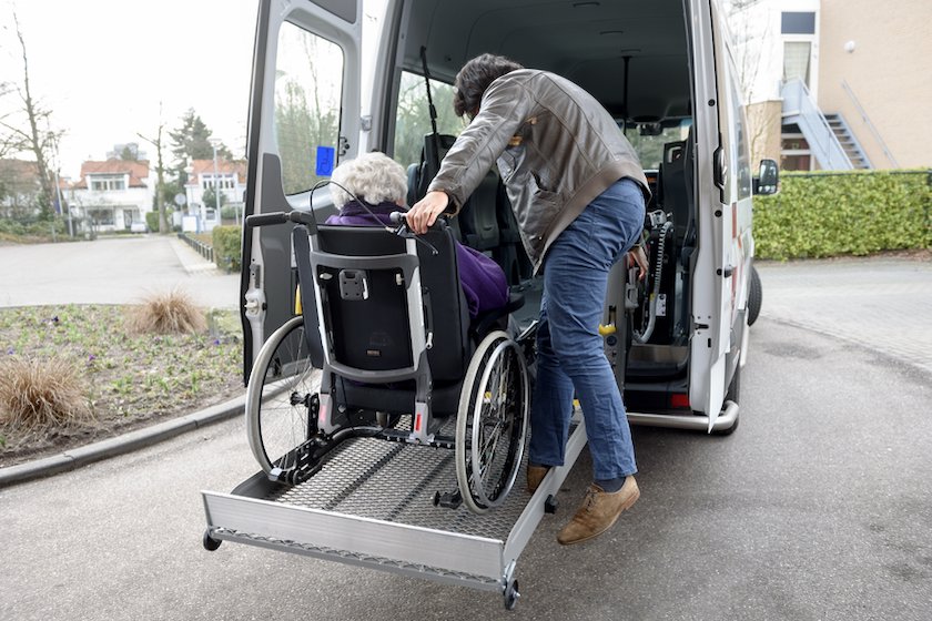 Regiotaxi haalt in drie op de vijf gemeenten de eigen norm niet. ‘Mijn sociale leven wordt beperkt’