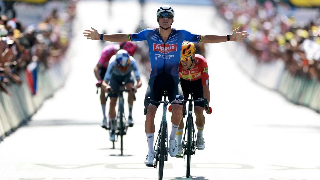 Van der Poel wint na lange vlucht derde Touretappe in zijn loopbaan