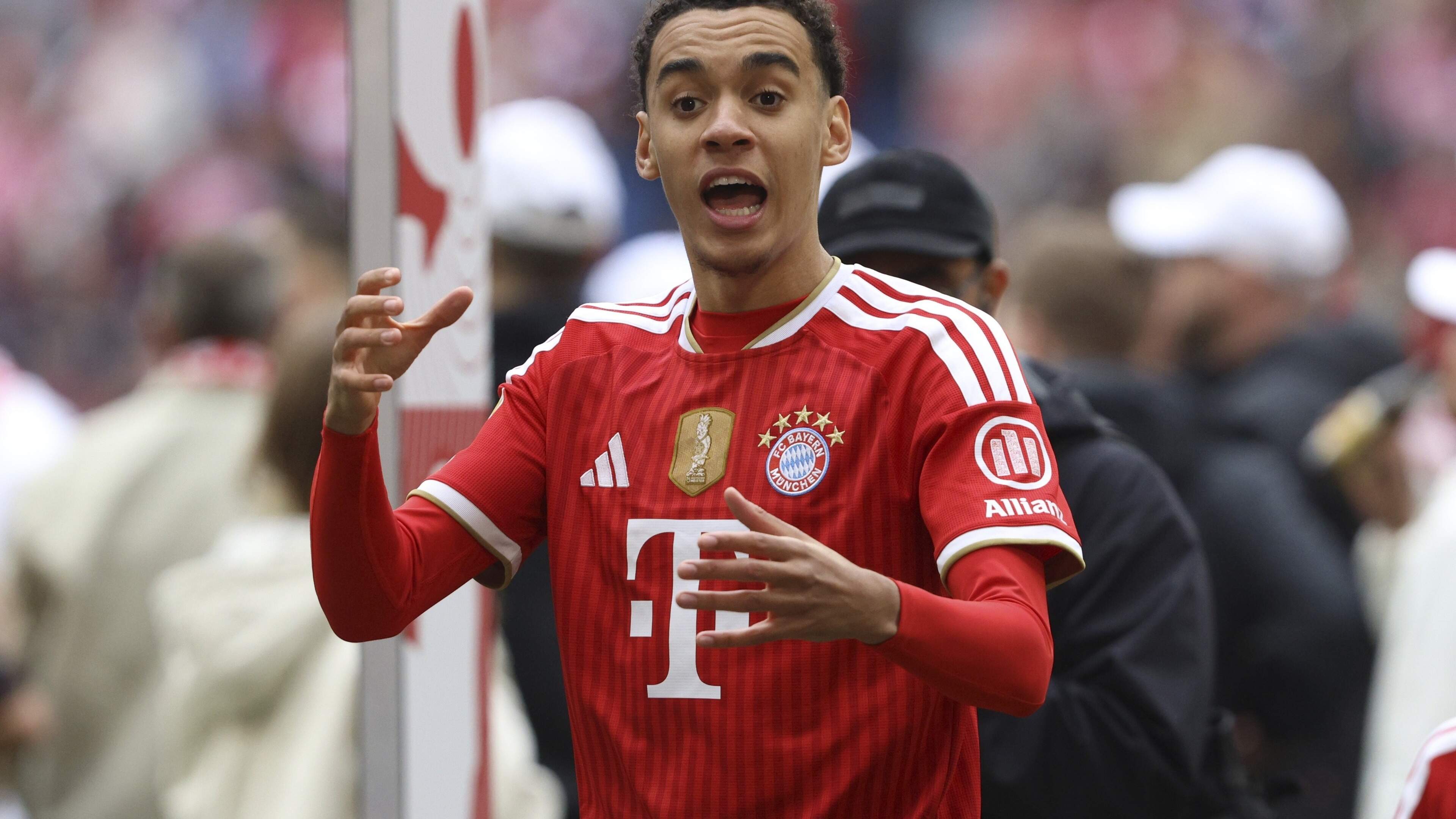 Bayern München-ster Jamal Musiala (23) veroorzaakte ongeluk terwijl hij bijna 200 km/u reed en is rijbewijs kwijt