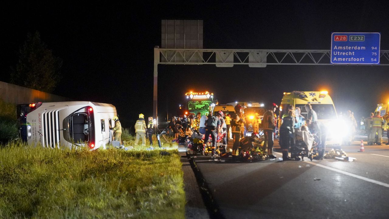 Acht gewonden bij ernstig ongeval met touringcar op A28, deel snelweg is de rest van de dag dicht