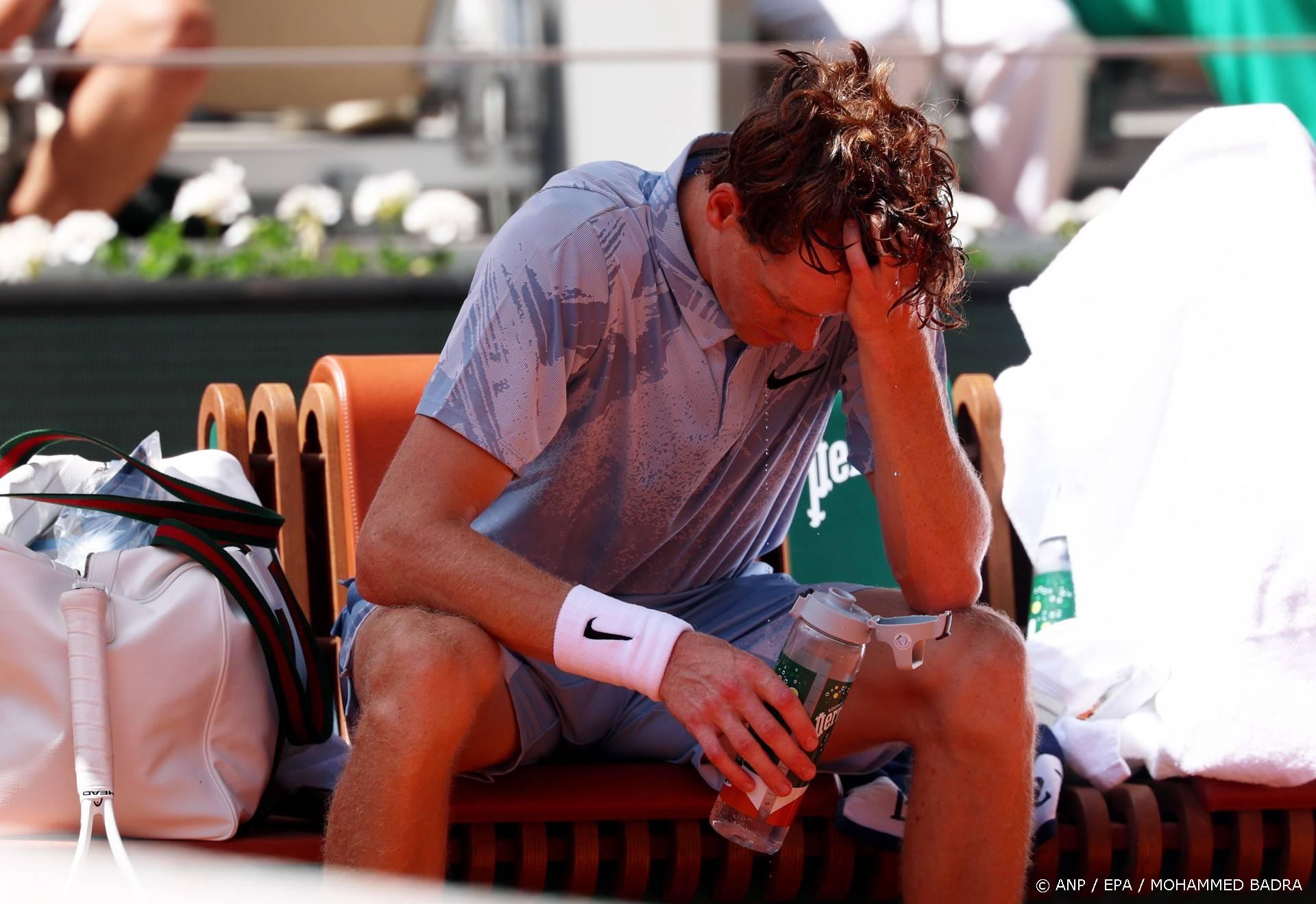 Sinner strandt met fysiek ongemak in tweede ronde Roland Garros
