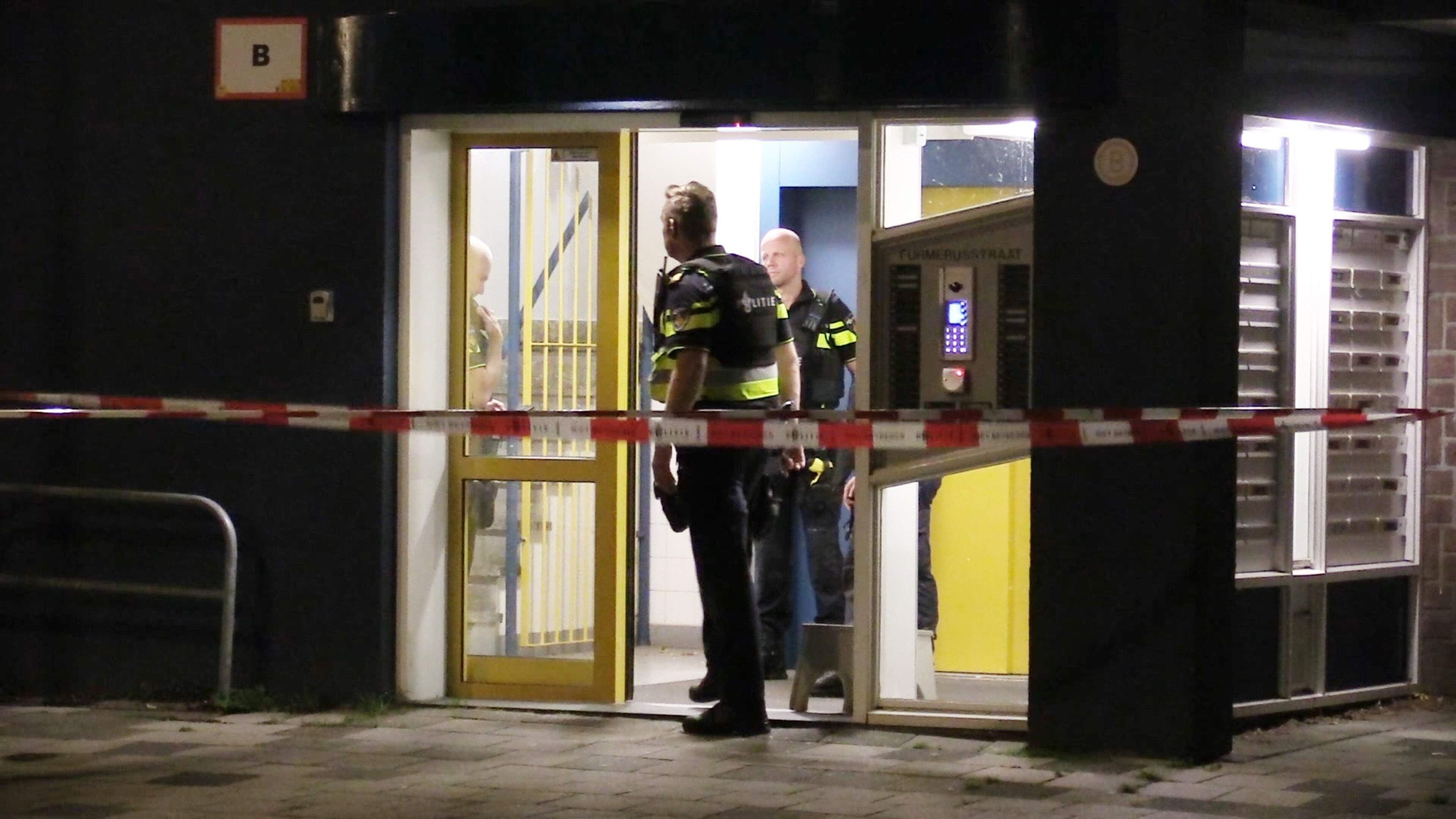Dode man (32) en zwaargewonde vrouw (33) bij schietpartij in flat Sneek, waar eerder moeder werd vermoord