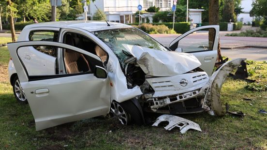 Auto in de kreukels na botsing tegen boom