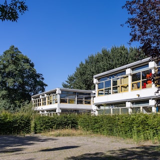 Overwoekerde huishoudschool in Noord van architect Joop van Stigt krijgt monumentale status: ‘Het ziet er nu wel een beetje vies uit’