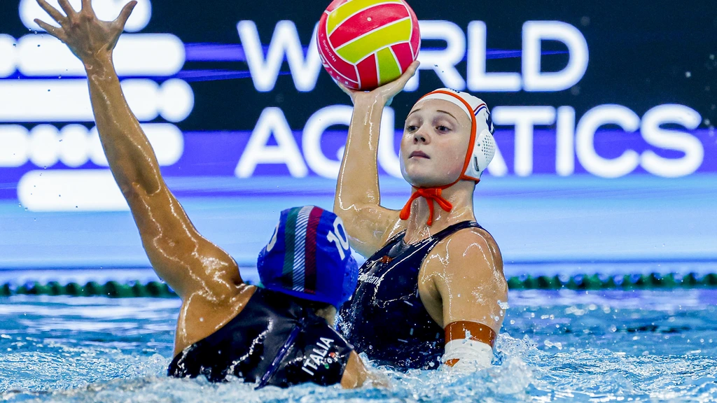 Waterpolosters nemen revanche op Italië met 12-2 zege op wereldbekertoernooi