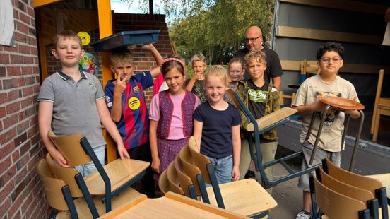 Kinderen uit Kootstertille laden vrachtwagen vol met schoolmeubilair voor Oekraïne