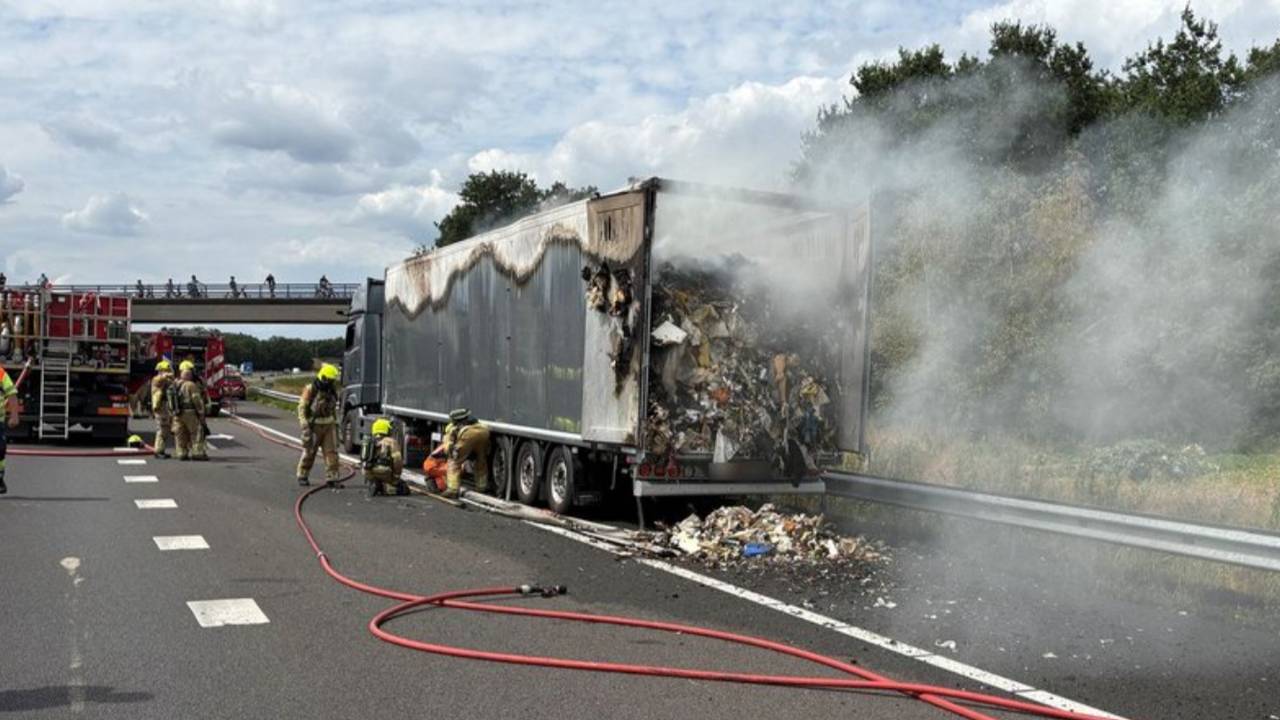 Vrachtwagen met afval in brand: A2 was uren dicht