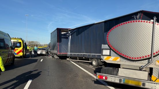 A27 dicht na ongeluk met 2 vrachtwagens en 2 auto's