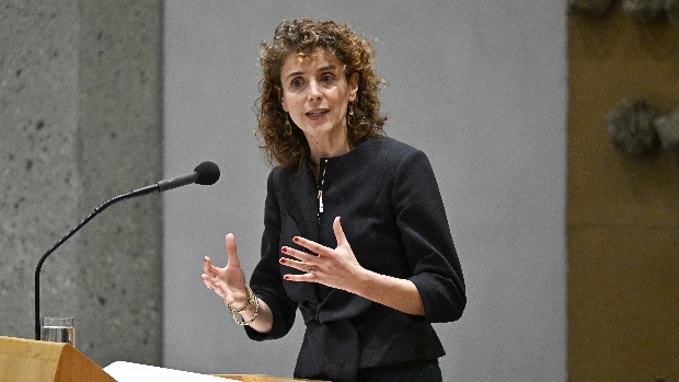 Minister Hermans zoekt naar opening bij oppositie, maar houdt vast aan eigen koers