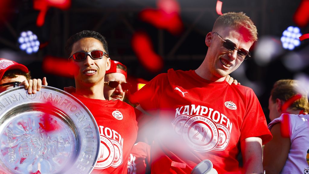 Kampioen PSV gehuldigd in zonnig Eindhoven met aanvoerder Schouten op krukken