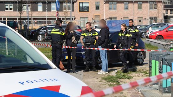 Schoten gelost bij nieuwbouwcomplex, auto beschadigd