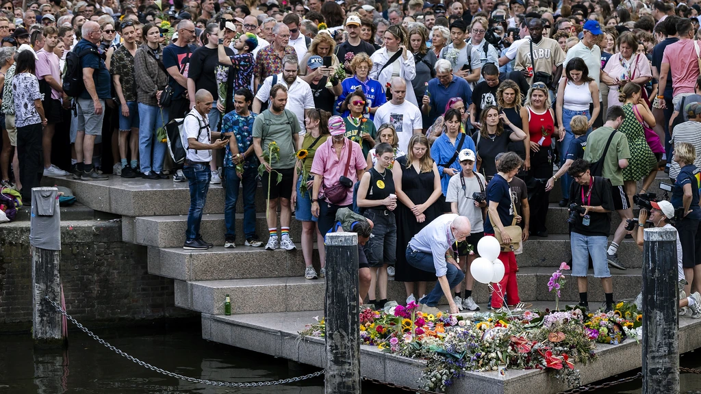 Aanslag Pride Berlijn herdacht in Amsterdam: 'Angst en haat houden ons niet tegen'