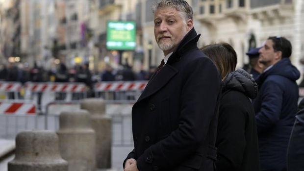 Slagtand van Romeins olifantenbeeld van Bernini afgebroken