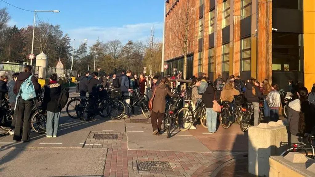 Extinction Rebellion lijmt deuren vast van Amsterdamse middelbare scholen