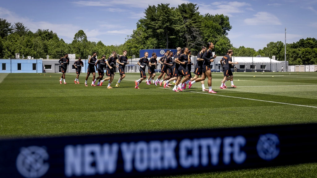 Oranje traint in New York op piekfijne grasmat, mede dankzij Pascal Jansen