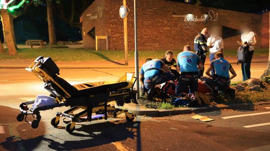 Gewonde fietser achtergelaten na aanrijding met auto