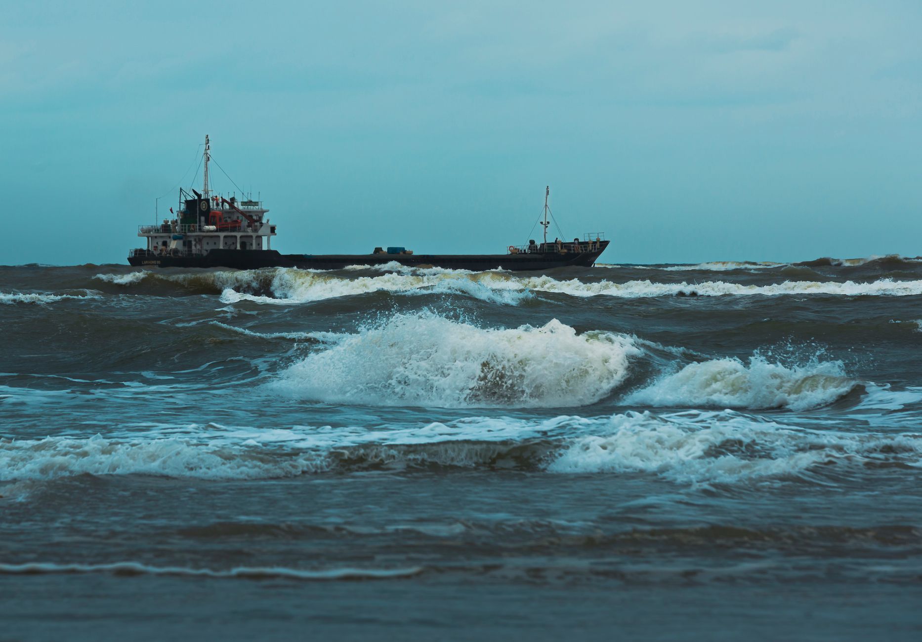 Vrachtschip stuurloos bij Schiermonnikoog, drie gewonden
