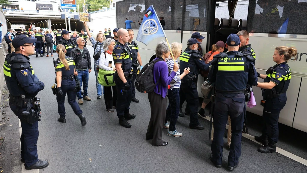 A12 in Den Haag korte tijd geblokkeerd door klimaatactivisten