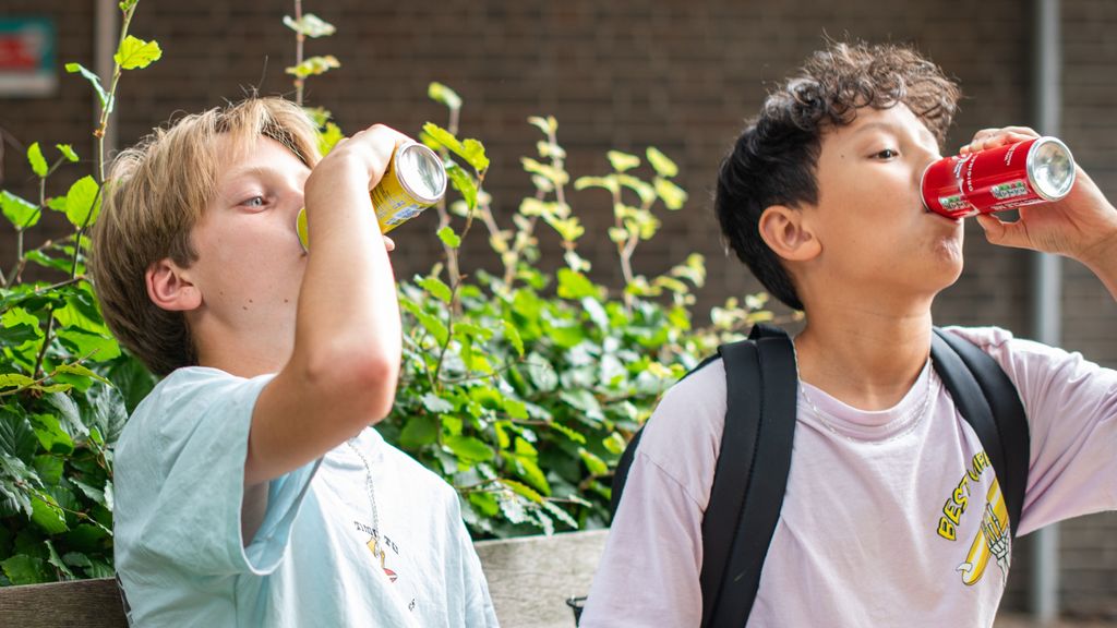 Helft jongeren drinkt negentig suikerklontjes in frisdrank per week
