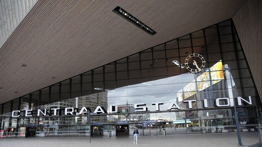 Man schiet in de lucht in stationshal Rotterdam Centraal