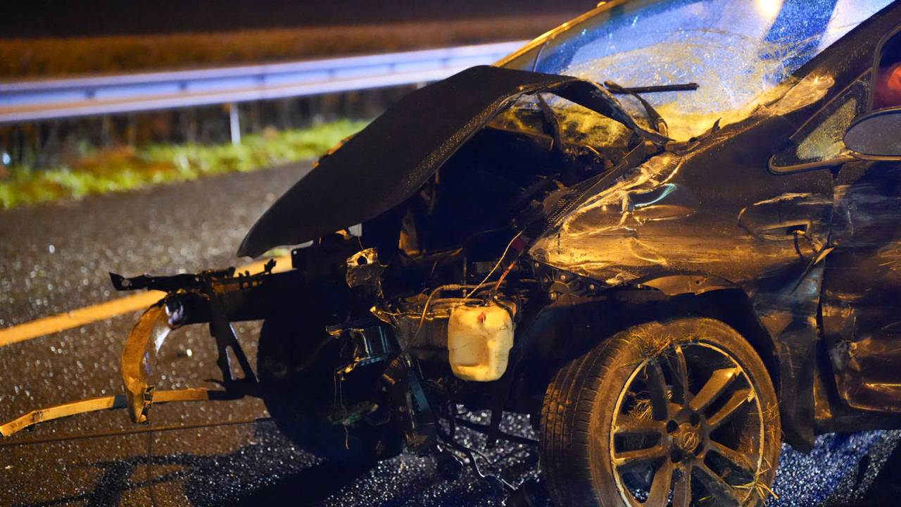 Auto crasht op A27, motorblok belandt aan andere kant van de snelweg