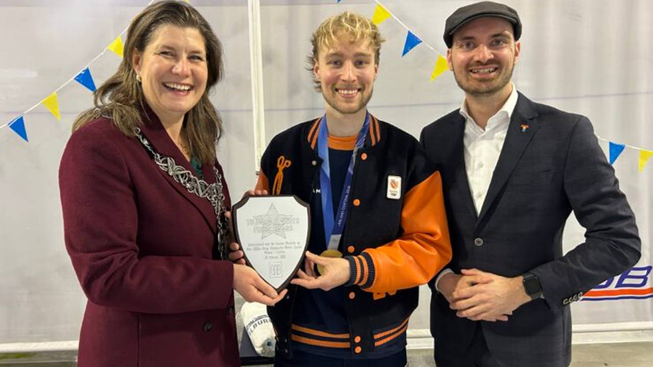 Gouden shorttracker Friso Emons gehuldigd: ‘Mooi dat de sport zo leeft’