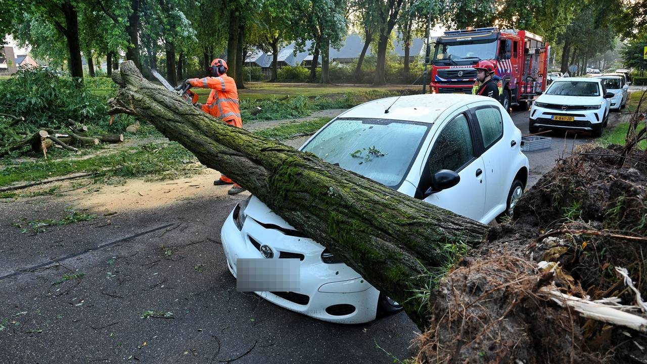 Verzekeraars: vooral meldingen over schade door bliksem en hagel
