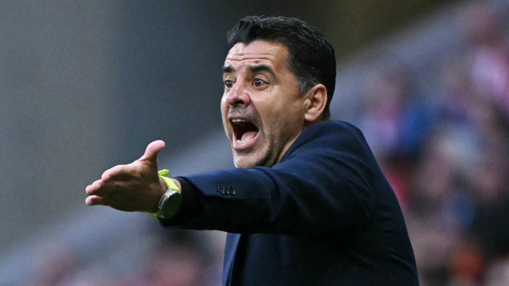 Ajax-trainer Míchel speelt creatief en aanvallend voetbal, maar met wisselend succes