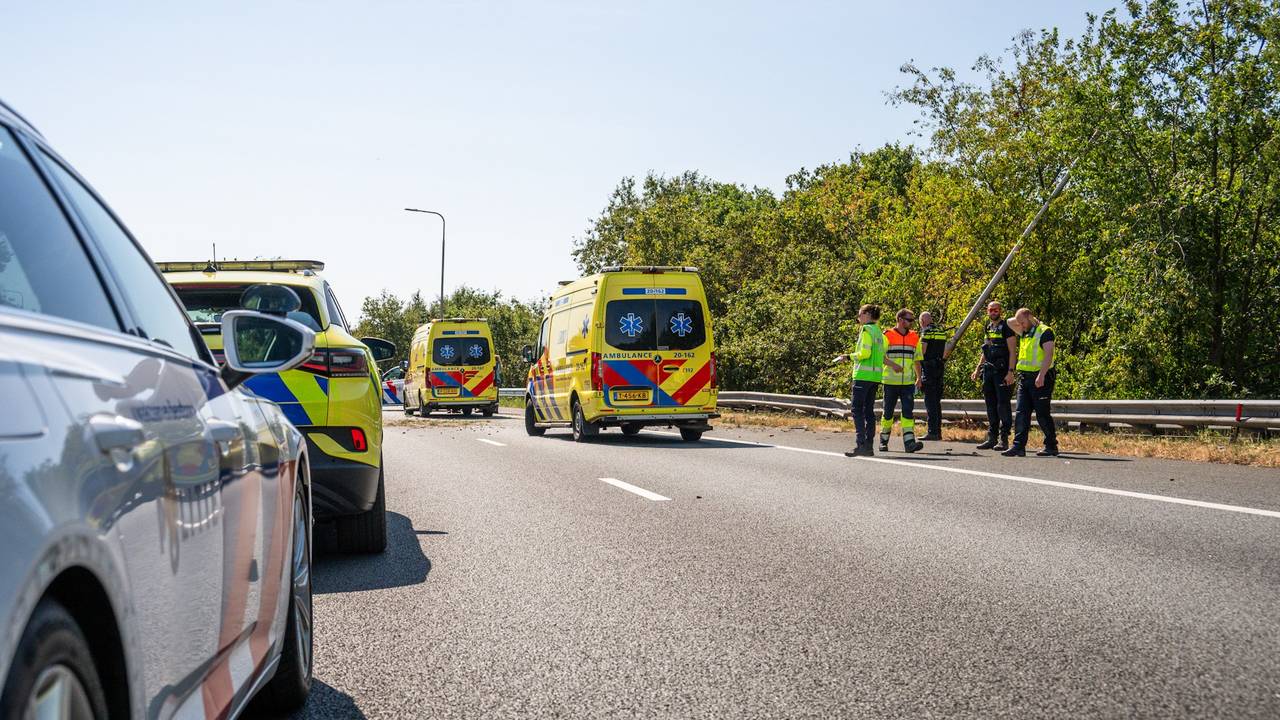 Automobilist en hond overleden op A16 bij Breda, snelweg dicht