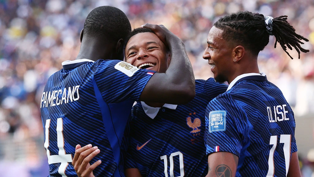 Mbappé schittert opnieuw en leidt Frankrijk met twee goals langs Zweden op WK