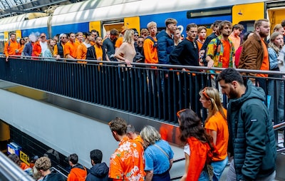 Extra treinen, andere busroutes en afgesloten stations: zo reis je rond op Koningsdag