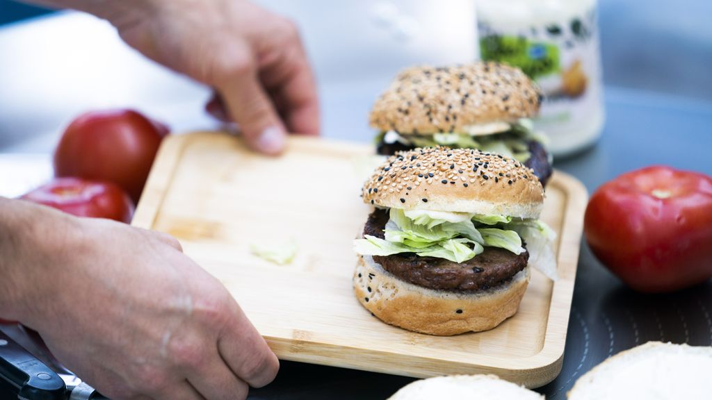 ‘Vegaburger’ mag naam houden, maar 'vegetarische steak' niet