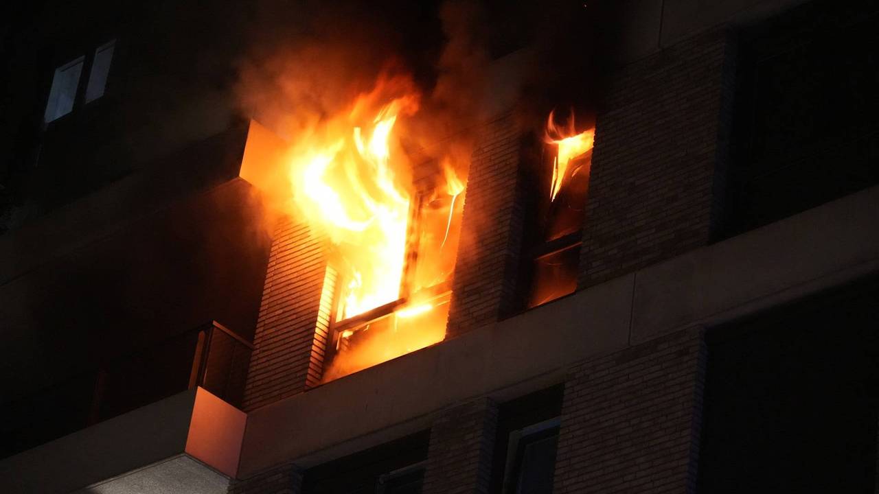 Uitslaande brand in flat in Oosterhout: twee gewonden, gebouw ontruimd
