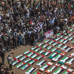 Palestijnen houden massabegrafenis voor 112 slachtoffers van aanval uit 2023