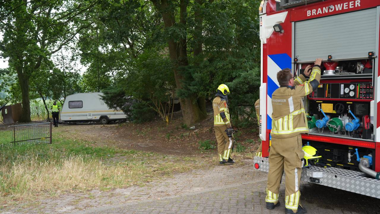 Brandweer blust twee branden bij gekraakte boerderij, vrouw opgepakt