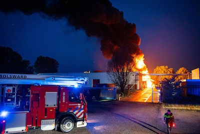 Grote brand in loods in Heerenveen, brandweer roept mensen op niet te komen kijken