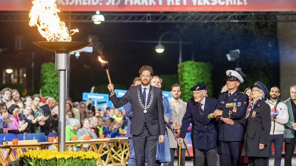 Bevrijdingsvuur in Wageningen ontstoken: 'Offers voor bevrijding nooit vergeten'
