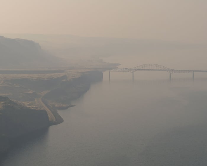 US Pacific north-west blanketed in thick smoke as firefighters push back blazes