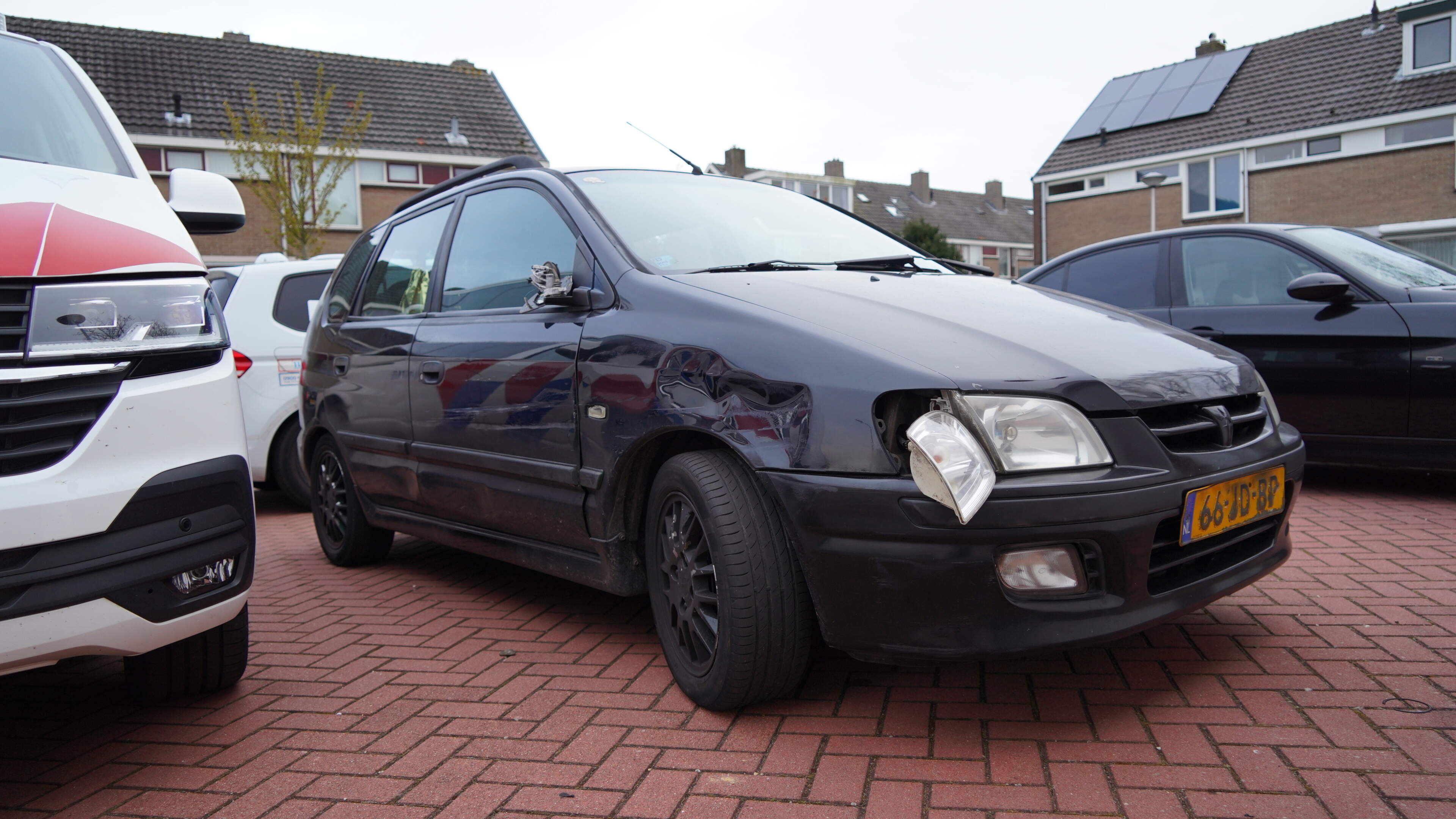 Achtervolging in Bergschenhoek: verdachte crasht tegen politieauto en rent weg